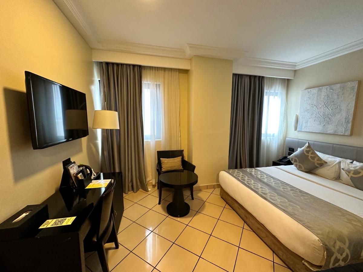 Oak Plaza Hotels East Airport Acra Exterior foto