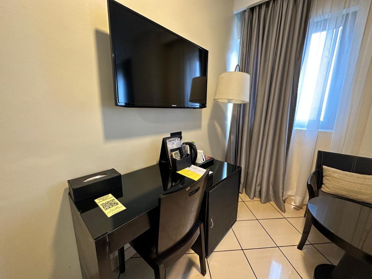 Oak Plaza Hotels East Airport Acra Exterior foto