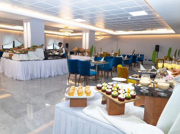 Oak Plaza Hotels East Airport Acra Exterior foto
