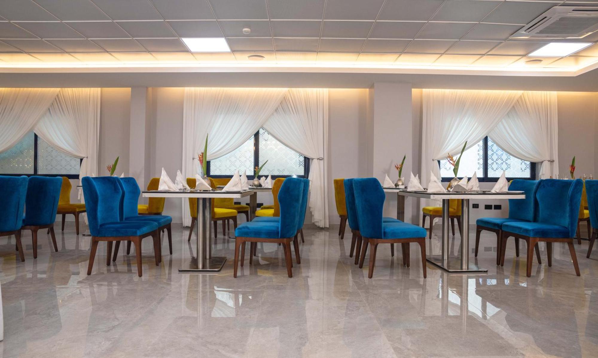 Oak Plaza Hotels East Airport Acra Exterior foto
