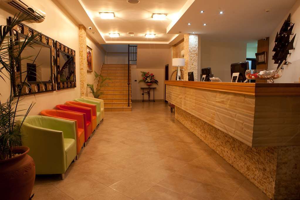 Oak Plaza Hotels East Airport Acra Interior foto